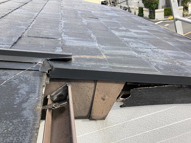 雨樋の変形と破風板の破損